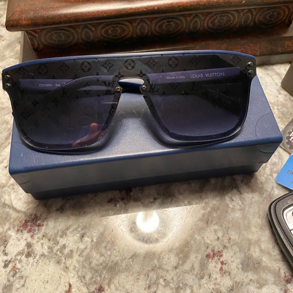 Louis Vuitton Sunglasses - Picture 4 of 6